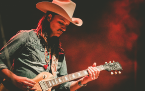 duane betts playing guitar. 