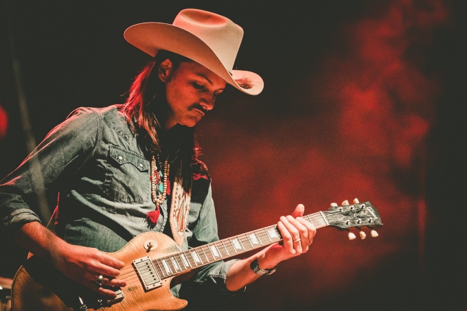 duane betts playing guitar. 