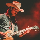 duane betts playing guitar. 